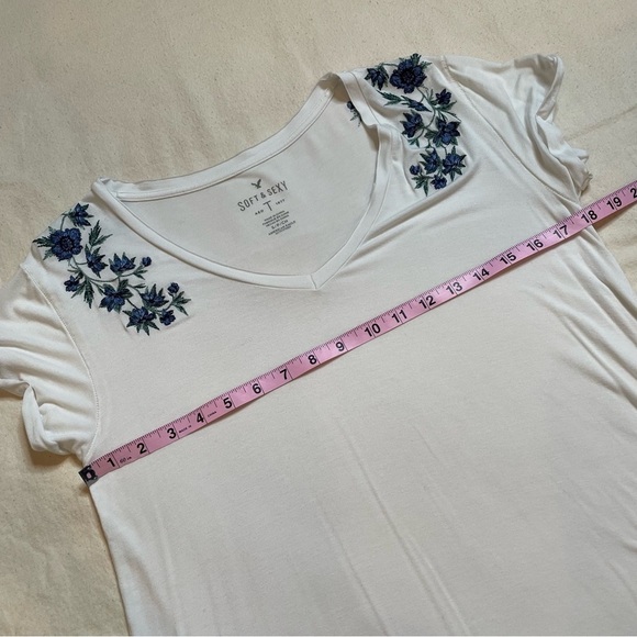 American Eagle Outfitters Soft & Sexy White V-Neck Tee Size Small w/ Embroidery - Picture 11 of 12
